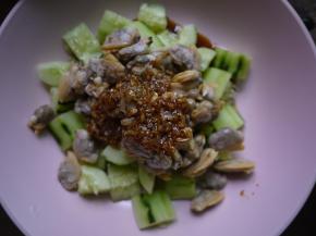 把黄瓜、蛤蜊肉放在碗中，然后把酱汁倒在上面拌匀。