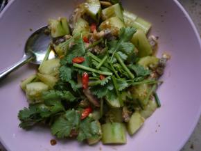 黄瓜和蛤蜊拌匀后把香葱、香菜和辣椒放进去拌匀即可。