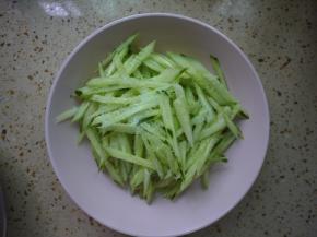 首先将黄瓜洗净，改刀后切成丝，加入盐、糖后拌匀，放入冰箱腌制15分钟。