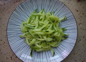 经过盐和糖的腌制，黄瓜的水分会析出，这样的黄瓜会更加爽脆。。然后把多余的水倒掉，把黄瓜丝放在碗中备用。