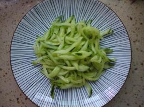 经过盐和糖的腌制，黄瓜的水分会析出，这样的黄瓜会更加爽脆。。然后把多余的水倒掉，把黄瓜丝放在碗中备用。