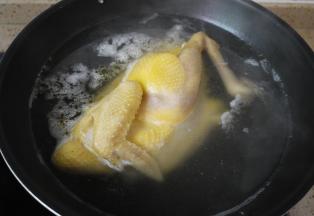 把鸡肉放入锅中，加少许的姜片和花椒煮至肉熟透，姜片和花椒的作用是去除鸡肉的腥味。用鸡胸肉或者鸡腿肉做也可以，鸡胸肉熟的比较快，鸡腿则需要煮的时间长一点，如何判断鸡腿成熟没有，我们可以用一根筷子插进鸡腿，如果有血水流出，那么表示没有熟，需要再煮。