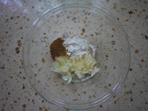 用一个小碗，把蒜泥、盐焗鸡粉、花椒面放进去。喜欢辣的可以加辣椒面进去。