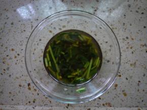 然后烧一些热油，把热油淋在调料上，然后加糖、盐、酱油调味。味道可以稍微咸一点点，因为鸡肉是没有咸味的，最后加香菜和香葱。