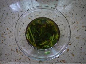 然后烧一些热油，把热油淋在调料上，然后加糖、盐、酱油调味。味道可以稍微咸一点点，因为鸡肉是没有咸味的，最后加香菜和香葱。