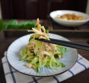 吃的时候把鸡肉和黄瓜拌匀就可以了。