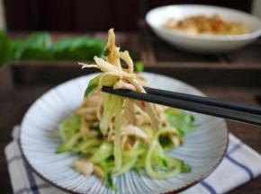 吃的时候把鸡肉和黄瓜拌匀就可以了。