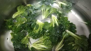 用剪刀一分八均匀大小，用水清洗干净沥干水分备用