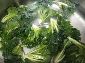 用剪刀一分八均匀大小，用水清洗干净沥干水分备用