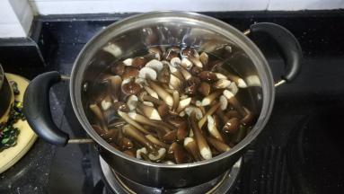 鸡枞菌清洗干净，煲里放入足量水，水开后放上鸡枞菌煮3分钟