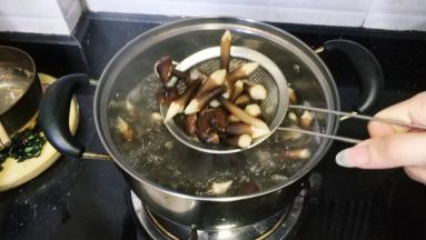用筛入捞起沥干水分