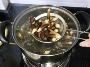 用筛入捞起沥干水分
