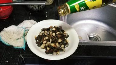 倒入蚝油