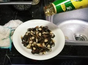 倒入蚝油