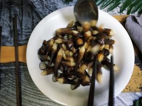 用筷子、勺子拌均匀即可