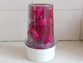 火龙果榨汁，过筛一次。