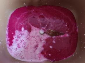 取150克火龙果和150克纯牛奶放入面包机。