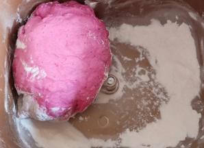 启动揉面程序1分钟排气后，呛面：加入40克面粉，再次启动生面团程序，面团揉光滑后再加入40克面粉，再重复一遍生面团程序，揉光滑即可。