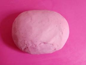 揉好的面团盖保鲜膜松弛几分钟。