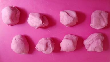 把面团分割成60克一个。