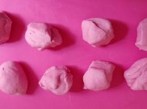 把面团分割成60克一个。