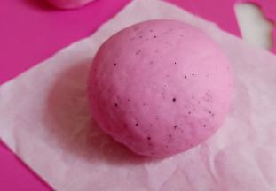 揉圆，收口朝下，放入油纸。