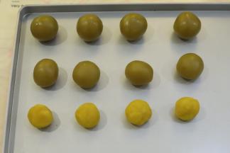 低糖白莲蓉平均分成20克4小份，15克4小份。