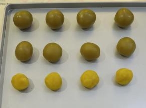 低糖白莲蓉平均分成20克4小份，15克4小份。