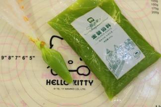 25克的榴莲流心馅装入裱花袋内，实际用量会是20克。