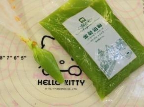 25克的榴莲流心馅装入裱花袋内，实际用量会是20克。