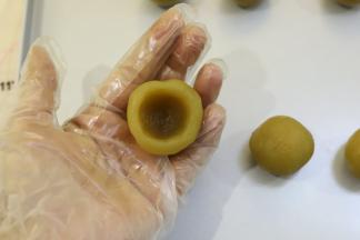 20克的白莲蓉从中间捏出一个小孔。