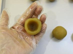 20克的白莲蓉从中间捏出一个小孔。