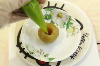 每个白莲蓉馅内挤入5克的榴莲流心馅。