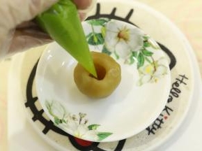 每个白莲蓉馅内挤入5克的榴莲流心馅。