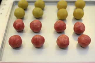 樱桃桃山皮平均分成25克一小份。