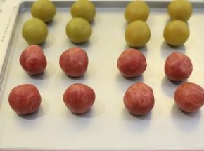 樱桃桃山皮平均分成25克一小份。