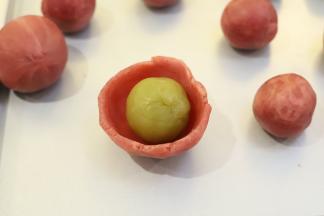 樱桃桃山皮压成薄片，包好内陷。