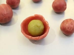 樱桃桃山皮压成薄片，包好内陷。