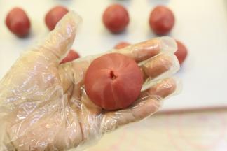 虎口慢慢收紧，收口捏紧。