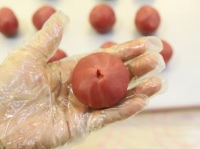 虎口慢慢收紧，收口捏紧。