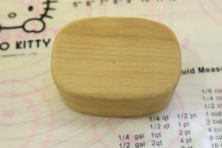 盖上模具盖子部分，轻轻按压紧。