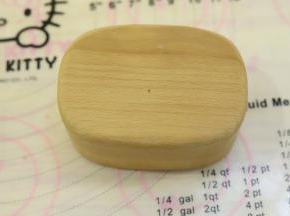 盖上模具盖子部分，轻轻按压紧。