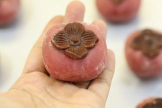 轻轻磕出柿子月饼。