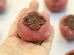 轻轻磕出柿子月饼。