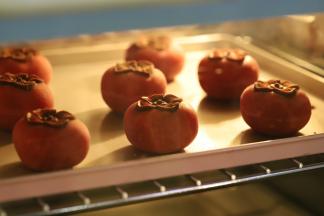 注意观察烤箱内的月饼，有些许变色即盖上锡纸。