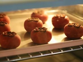 注意观察烤箱内的月饼，有些许变色即盖上锡纸。