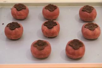 取出柿子月饼，放晾架上放至凉透后冰箱冷藏保存。