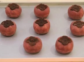 取出柿子月饼，放晾架上放至凉透后冰箱冷藏保存。