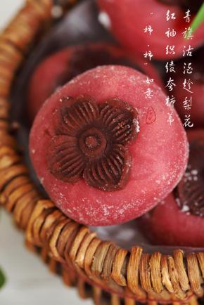 可以在柿子月饼上搓少许的熟糕粉，形式柿子表面的霜层，更加的形象。