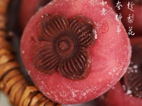 可以在柿子月饼上搓少许的熟糕粉，形式柿子表面的霜层，更加的形象。